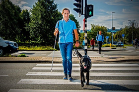 afbeelding Mark Scholte met blinde geleidenhond