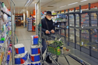 afbeelding oudere man in de supermarkt