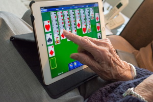 afbeelding tablet en hand spelletje spelen