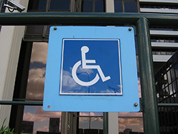 Afbeelding rolstoellogo op gebouw