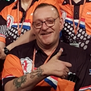 Arie van der Rassel opent Arie's Dartsclub