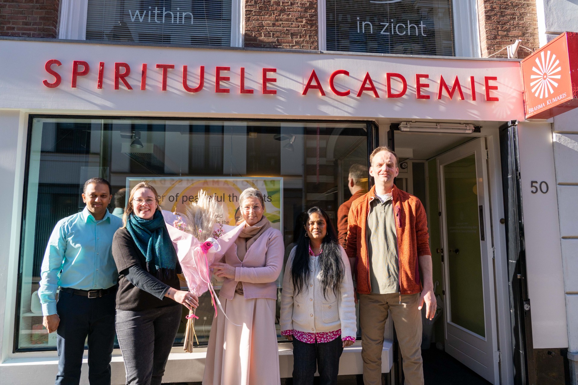 Voorall reikt Inclusie-Pluim uit aan Brahma Kumaris Den Haag