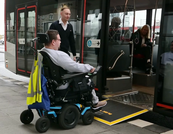 De uitklapbare rijplank in de nieuwe HTM bussen