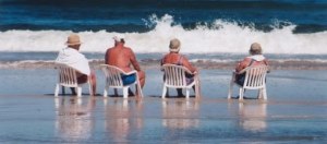 Ouderen op stoeltje aan de zee