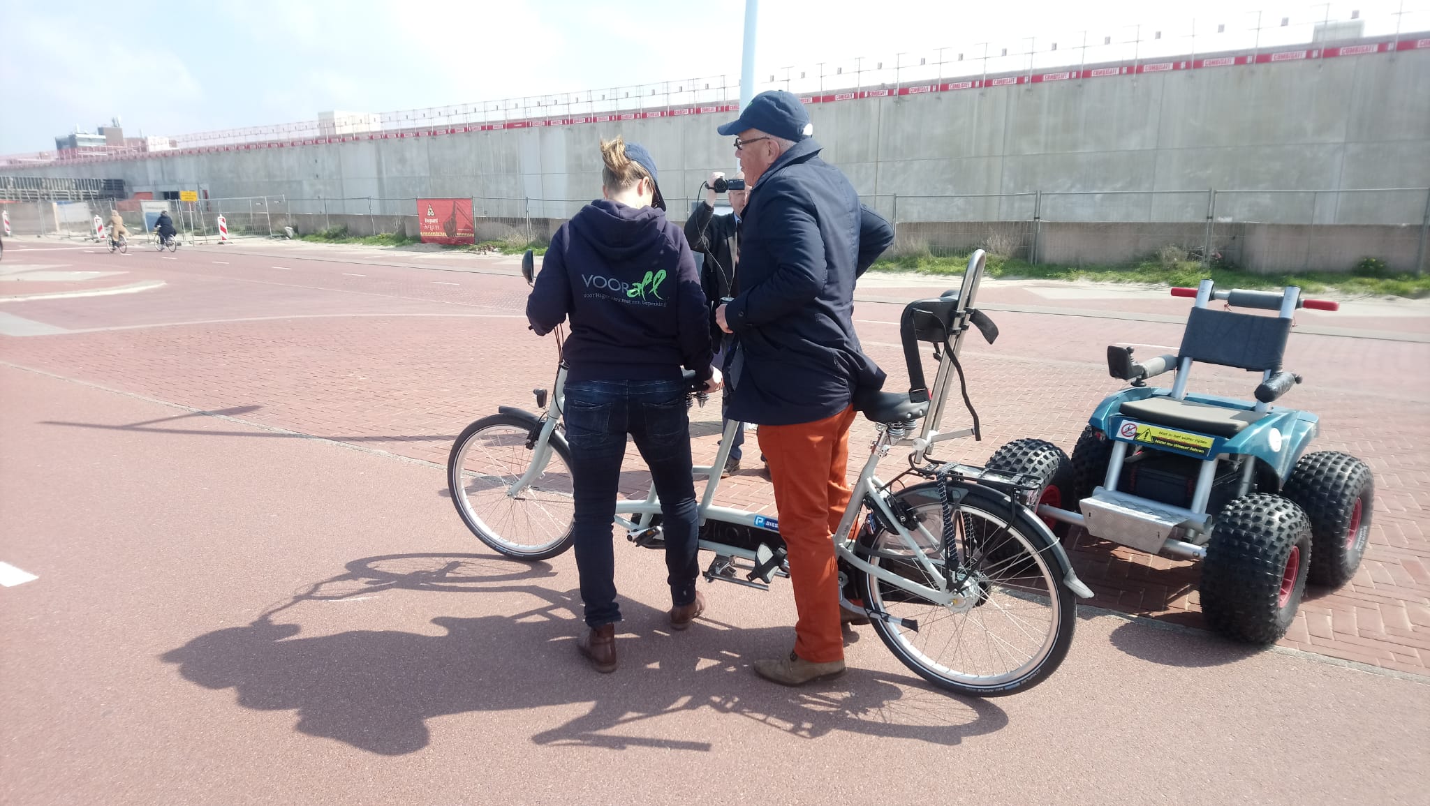 Voorall overhandigt tandemfiets aan Biesieklette Scheveningen-Haven