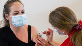 afbeelding Een vrouw krijgt een coronavaccinatie