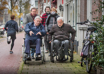 afbeelding burgemeester van zanen in rolstoel foto Frank Jansen