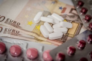 afbeelding eurobiljetten en medicijnen