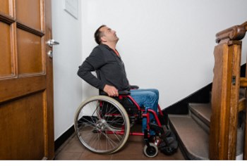 afbeelding foto man in rolstoel met trap