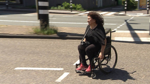 afbeelding funda in rolstoel bezoekt Zaanstad