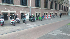 afbeelding verkeergeparkeerde deelscooters