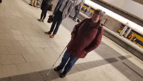 afbeelding vrouw met blinde stok op treinstation