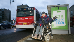 Foto rolstoeler bij bus